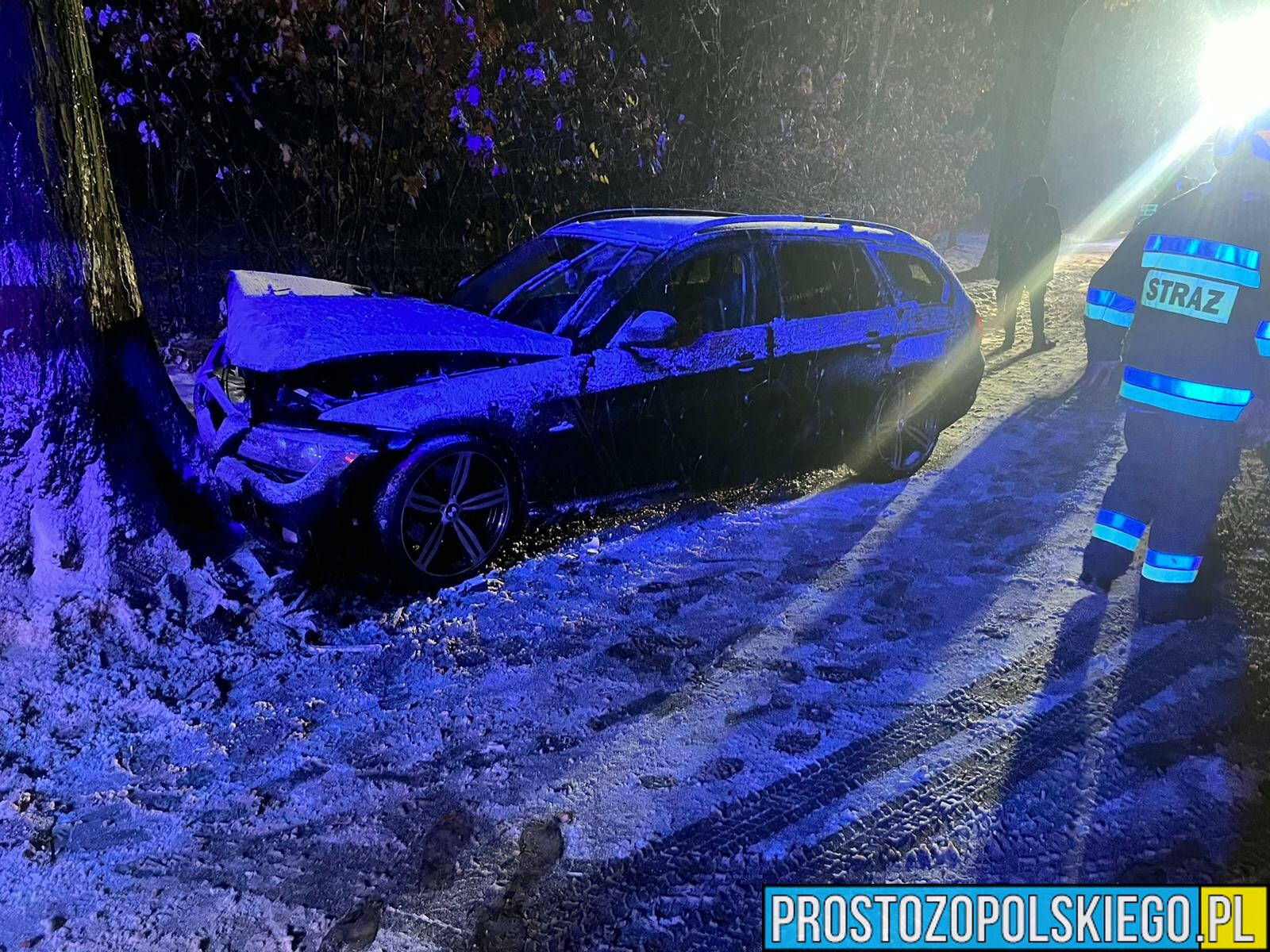 Kierujący bmw stracił panowanie nad pojazdem i uderzył w drzewo.(Zdjęcia)