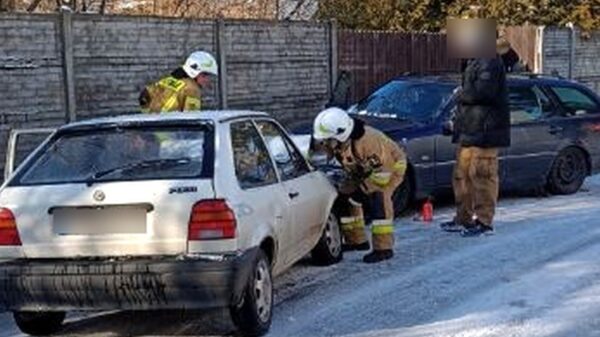 Karłowice: zderzenie dwóch samochodów osobowych, w których podróżowały dwie rodziny.