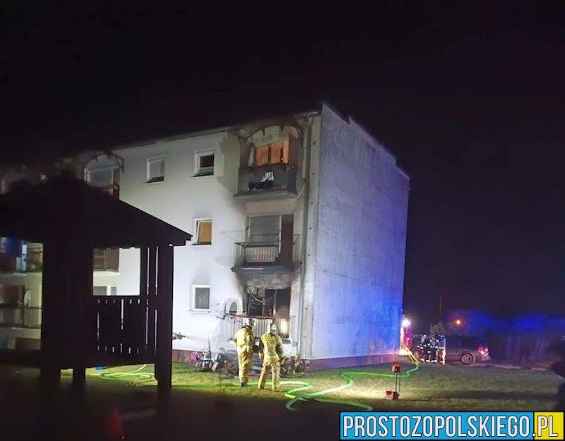 Pożar mieszkania na ul. Oświęcimskiej w Opolu. Kobieta ogrzewała się piecykiem olejowym, który wybuchł. (Zdjęcia)