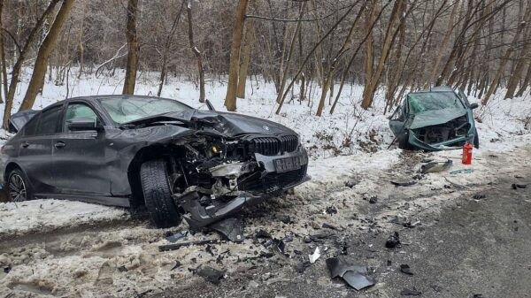 Zderzenie czołowe BMW i Peugeota na drodze wyjazdowej z Namysłowa w kierunku Oławy. Jedna osoba zabrana do szpitala.