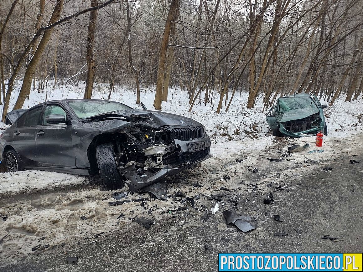 Zderzenie czołowe BMW i Peugeota na drodze wyjazdowej z Namysłowa w kierunku Oławy. Jedna osoba zabrana do szpitala.