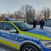 Policjanci sprawdzają miejsca ,gdzie mogą przebywać osoby bezdomne.