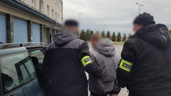 17-latek groził nożem ekspedientce - został zatrzymany przez policjantów z Prudnika.(Wideo)