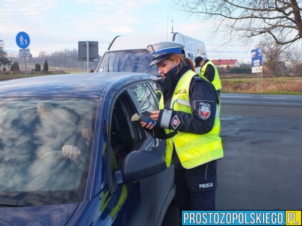 47-latek jechał 102 km/h na obowiązującej "pięćdziesiątce". Kierowca stracił prawo jazdy.