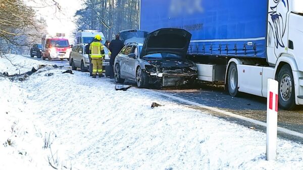 Wypadek na DK46 w lesie Dąbrowskim. Zderzenie osobówki z ciężarówką.(Zdjęcia)