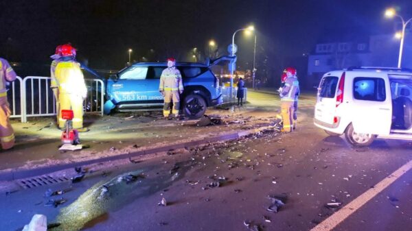 Zderzenie dwóch samochodów osobowych w tym jeden elektryczny na ul. Niemodlińskiej w Opolu. Dwie osoby zostały zabrane do szpitala (Zdjęcia)