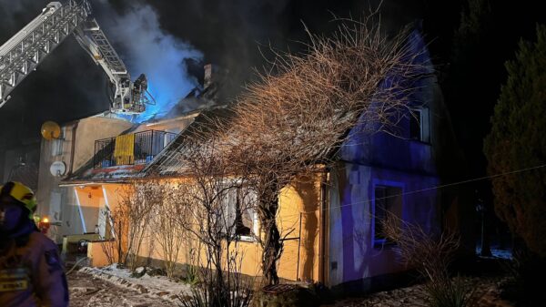 Pożar budynku jednorodzinnego w miejscowości Kolnica. Na miejscu 12 zastępów straży.