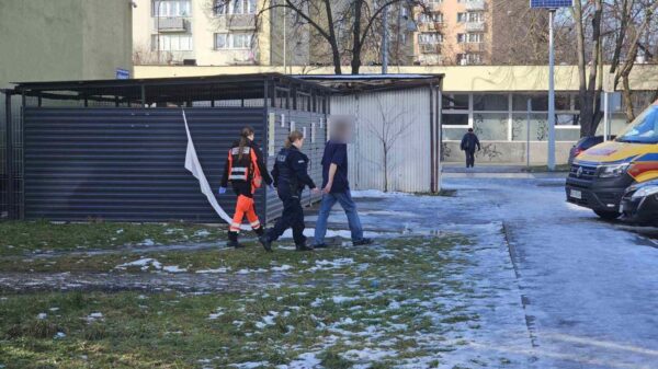 Mężczyzna zabarkował sie w mieszkaniu i groził że popełnieni samobójstwo. Na miejscu wszystkie służby ratunkowe.