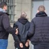 42-latek poszukiwany listem gończym rzucił się z pięściami na policjantkę.