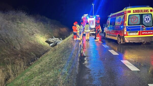 Dachowanie BMW na obwodnicy Opola koło ronda Jerzego Szczakiela.