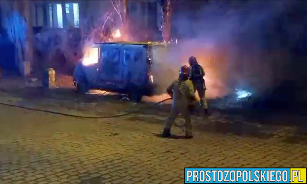 Podpalenia busa na parkingu na ul. Armii Krajowej w Opolu.(Zdjęcia&Wideo)