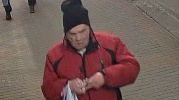 Wizerunek mężczyzny podejrzewanego o kradzież w Opolu.