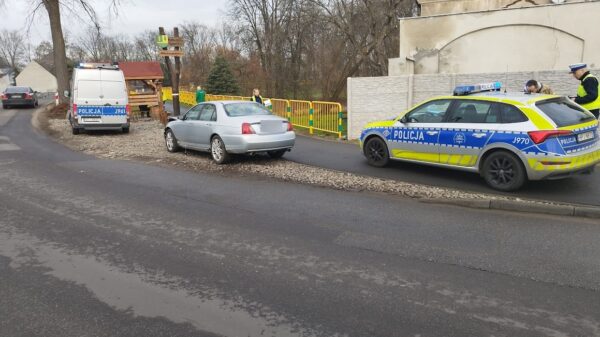 Sceny jak z filmu z Hollywood.35-latek mający ponad 2 promile wjechał MG w autobus, a z bagażnika wyciągną broń.