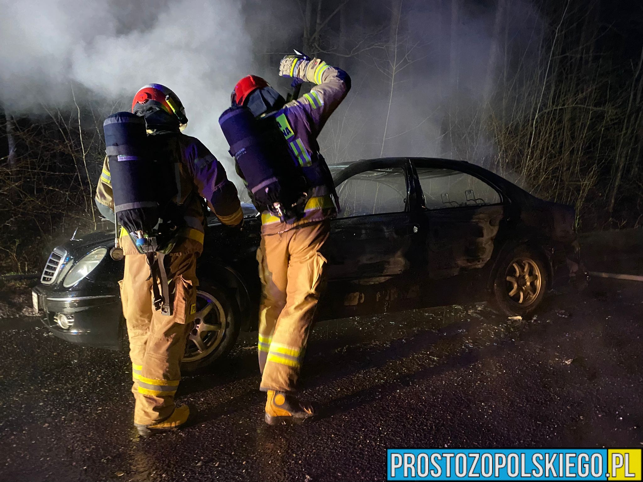Pożar mercedesa na drodze powiatowej pomiędzy miejscowościami Błota i Leśna Woda.