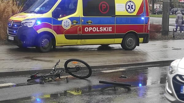 Wypadek na opolskim rondzie. Rowerzysta w szpitalu.(Zdjęcia)