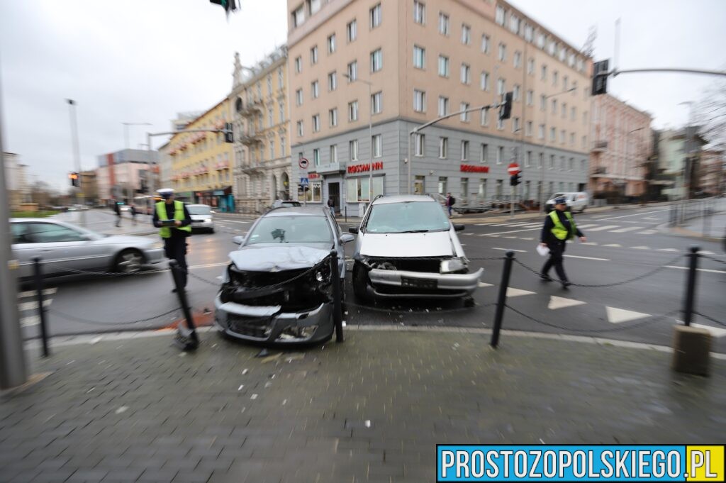 Zderzenie dwóch samochodów w centrum Opola. Kobieta z obrażeniami ciała zabrana do szpitala.(Zdjęcia&Wideo)
