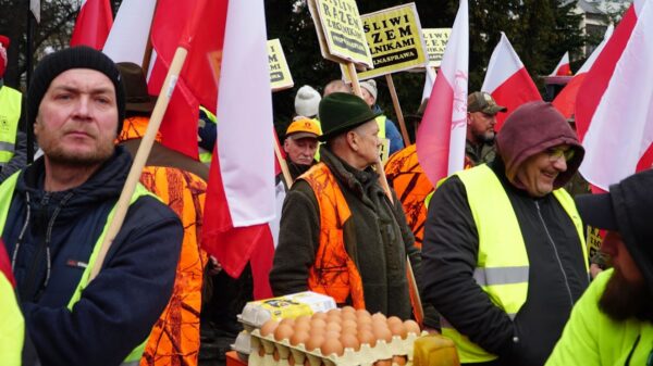 Rolnicy pod Urzędem Wojewódzkim w Opolu. Wojewoda Monika Jurek obiecała podjęcie działań.(Zdjęcia)