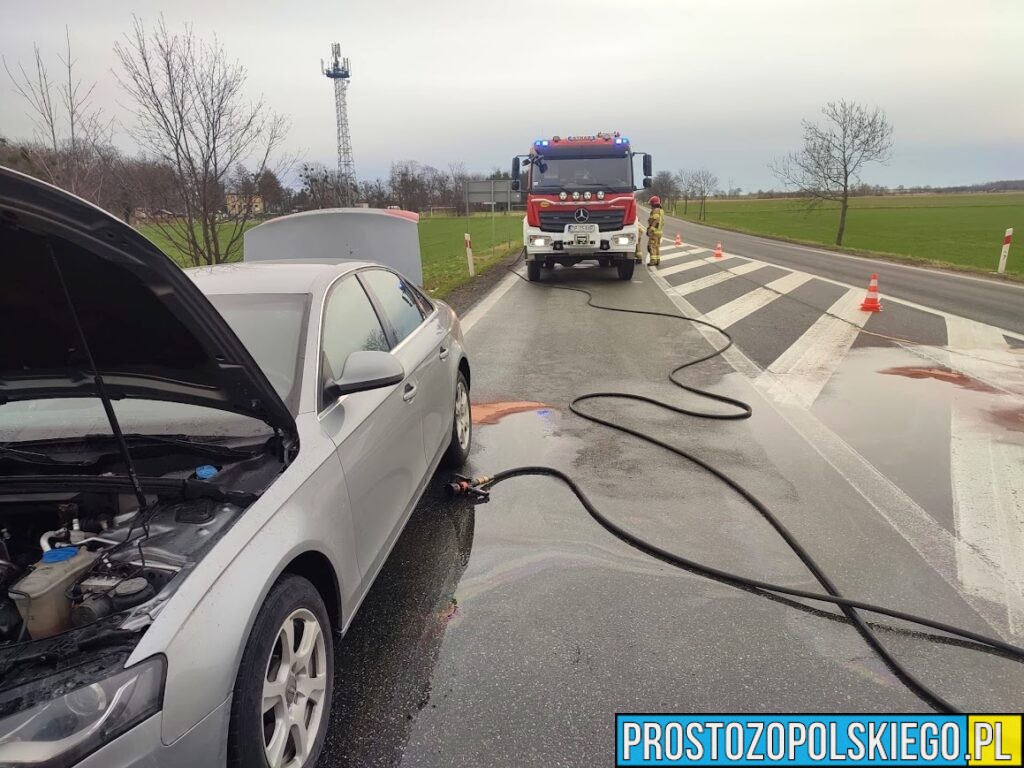 Pożar audi na DK46 na głównej drodze w Grabinie.