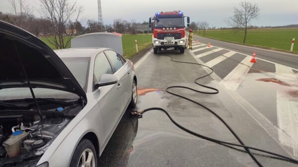 Pożar audi na DK46 na głównej drodze w Grabinie.