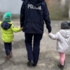 Policjantka zaprowadziła zagubionego 4-latka i jego 3-letnią siostrę prosto do ich domu.