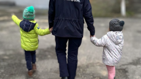 Policjantka zaprowadziła zagubionego 4-latka i jego 3-letnią siostrę prosto do ich domu.