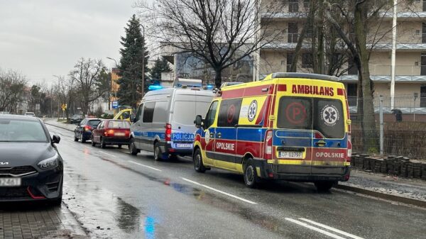 Zderzenie dwóch samochodów na ul. Domańskiego w Opolu. Kierująca autem 83-latka została ukarana mandatem karnym.