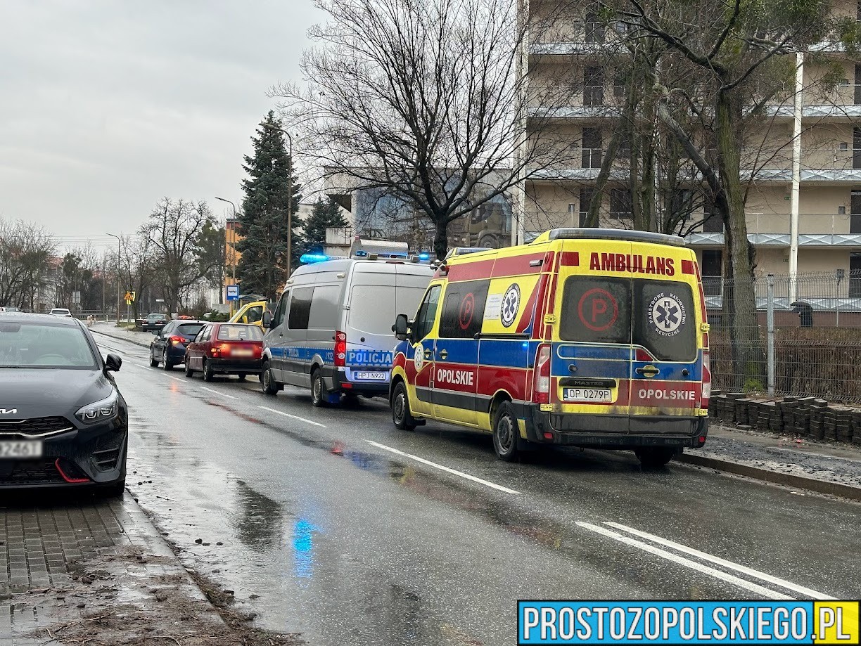 Zderzenie dwóch samochodów na ul. Domańskiego w Opolu. Kierująca autem 83-latka została ukarana mandatem karnym.