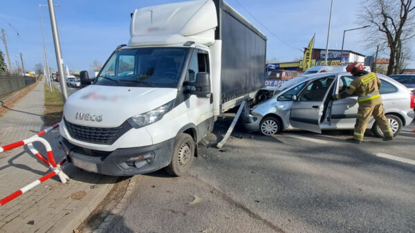 Zderzenie busa z osobówką w Brzegu. Ranny 71-letni kierowca.(Zdjęcia)