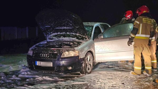 Pożar porzuconego audi na środku ulicy w Kędzierzynie Koźlu.(Zdjęcia)