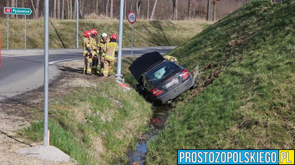 Kierujący mercedesem przejechał prosto przez rondo, wpadł autem do rowu i uciekł piechotom do lasu.