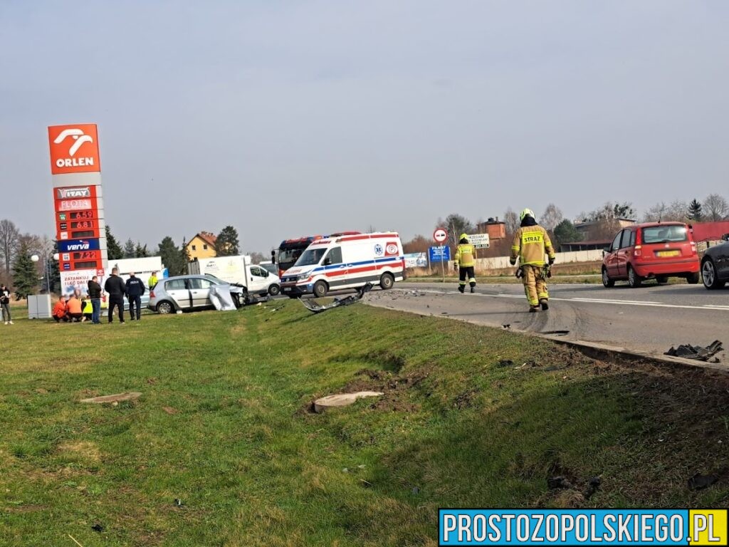 Zderzenia czołowe dwóch samochodów na ul. Gorzowskiej w Praszce. Jedna osoba została poszkodowana .(Zdjęcia)