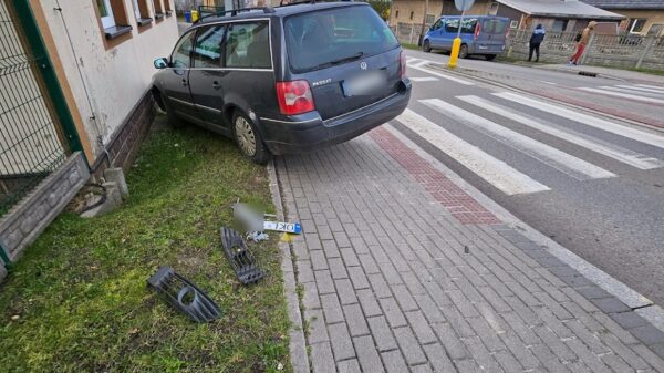 W Bierdzanach bus zderzył się z pasatem , który wjechał w budynek szkoły.