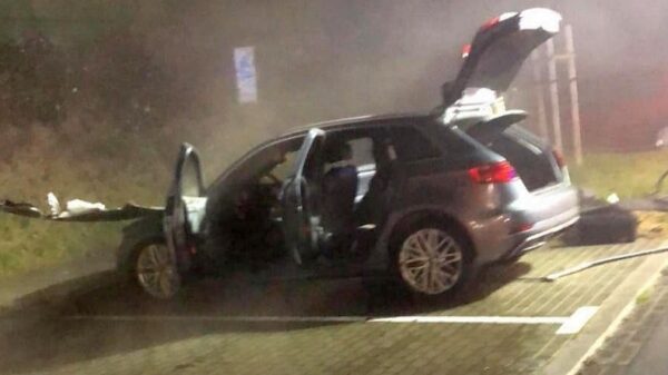 Pożar samochodu hybrydowego na parkingu Centrum Przesiadkowego w Opolu.