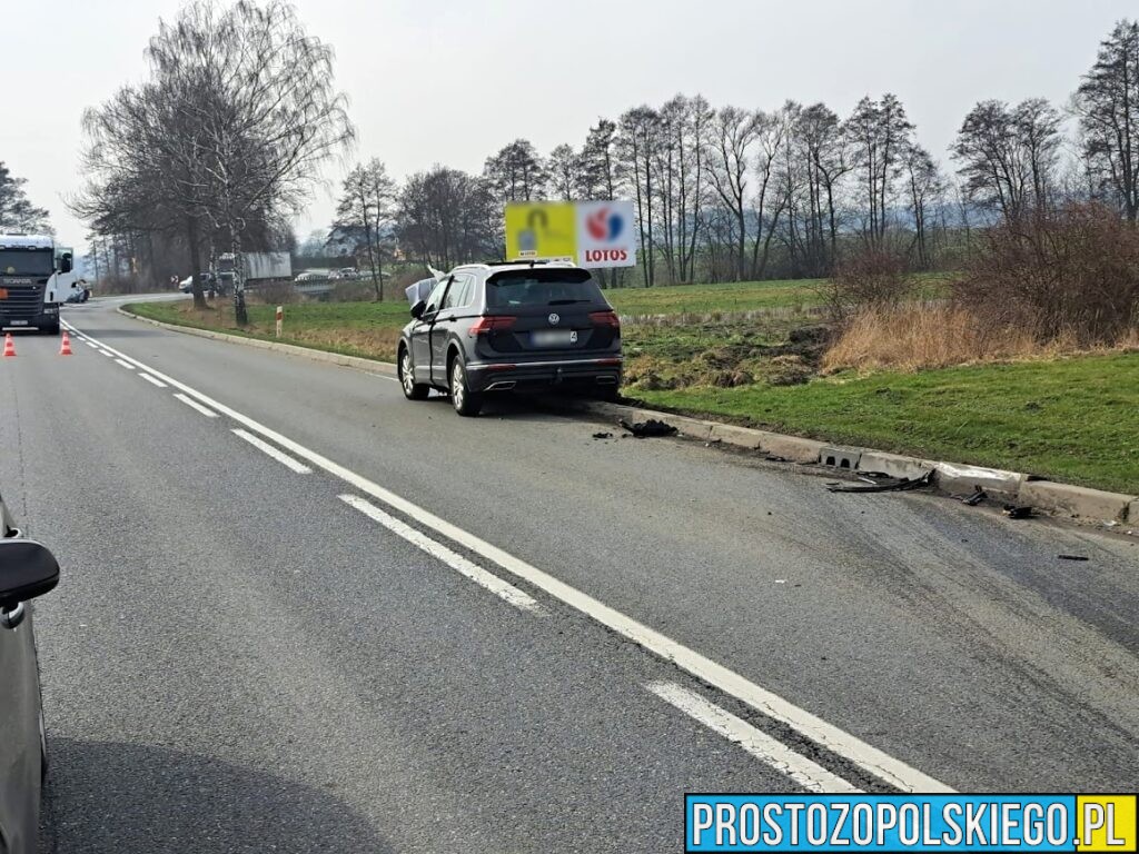 Zderzenia czołowe dwóch samochodów na ul. Gorzowskiej w Praszce. Jedna osoba została poszkodowana .(Zdjęcia)