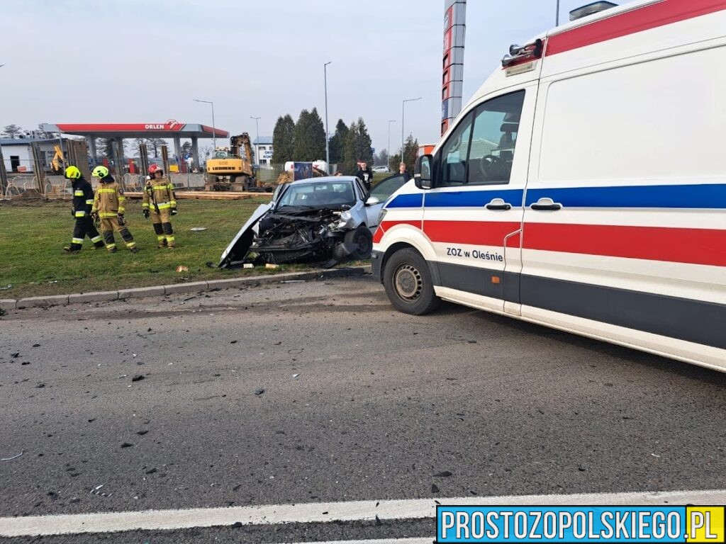 Zderzenia czołowe dwóch samochodów na ul. Gorzowskiej w Praszce. Jedna osoba została poszkodowana .(Zdjęcia)