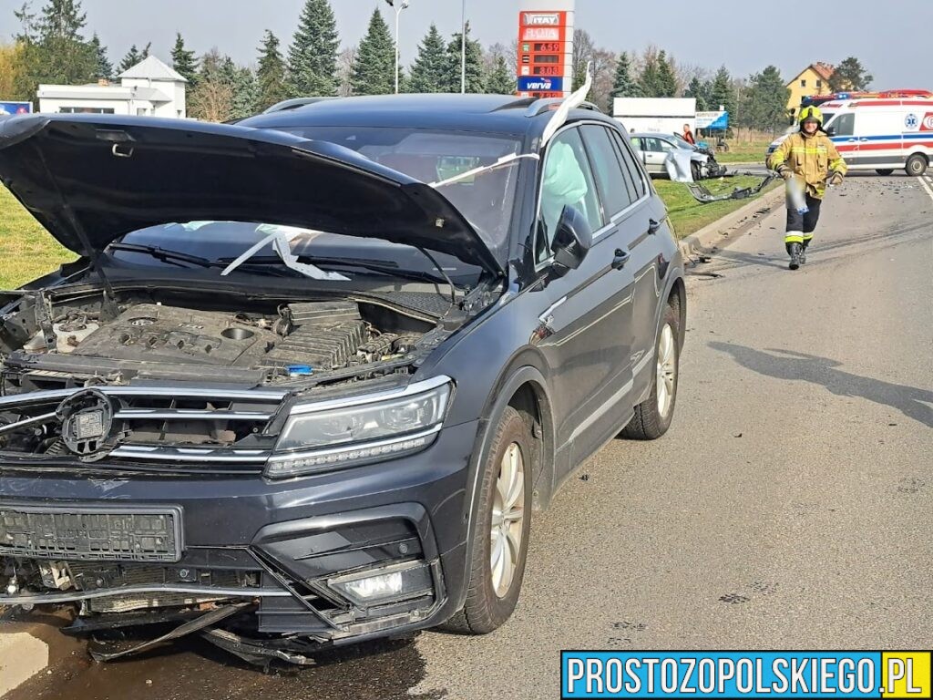 Zderzenia czołowe dwóch samochodów na ul. Gorzowskiej w Praszce. Jedna osoba została poszkodowana .(Zdjęcia)