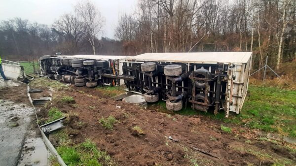 Kierujący ciężarówką z przyczepą najechał na bariery ochronne i zjechał na prawy pas zieleni na autostradzie A4.(Zdjęcia)