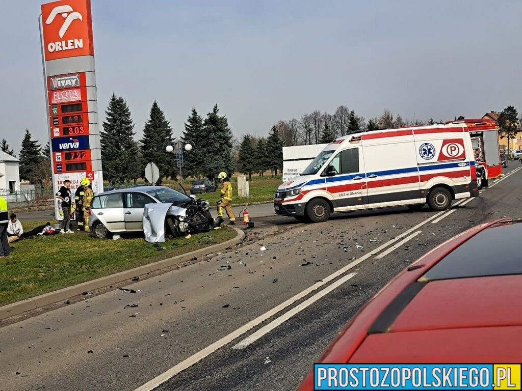 Zderzenia czołowe dwóch samochodów na ul. Gorzowskiej w Praszce. Jedna osoba została poszkodowana .(Zdjęcia)