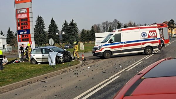 Zderzenia czołowe dwóch samochodów na ul. Gorzowskiej w Praszce. Jedna osoba została poszkodowana .(Zdjęcia)