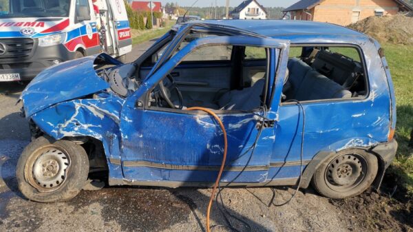 Wypadek w Kadłubie w powiecie strzeleckim. Autami podróżowały 2 osoby dorosłe i 5 dzieci. Na miejscu lądował LPR.