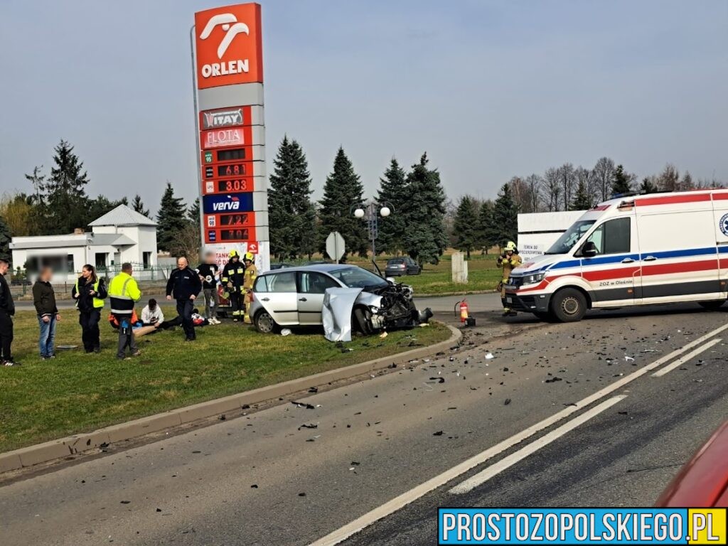 Zderzenia czołowe dwóch samochodów na ul. Gorzowskiej w Praszce. Jedna osoba została poszkodowana .(Zdjęcia)