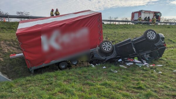 Dachowanie auta na autostradzie A4 237 km kierunek Katowice. Dwie osoby zostały zabrane do szpitala. (Zdjęcia)