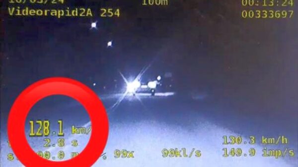 29-latek jechał autem 128km/h przez miasto, ze zbitą szybą i bez prawa jazdy