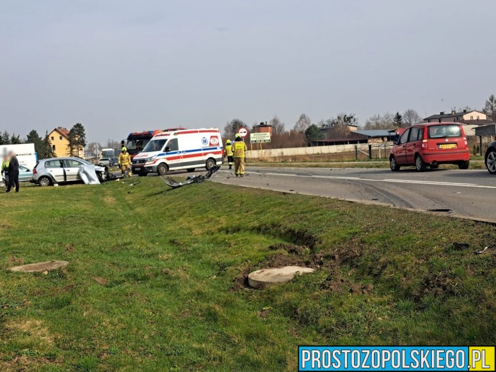 Zderzenia czołowe dwóch samochodów na ul. Gorzowskiej w Praszce. Jedna osoba została poszkodowana .(Zdjęcia)