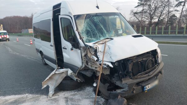 Kierujący autem zasnął za kierownicą i wjechał w tył ciężarówki na autostradzie A4. Busem jechali obywatele Ukrainy z Niemiec do Kijowa.
