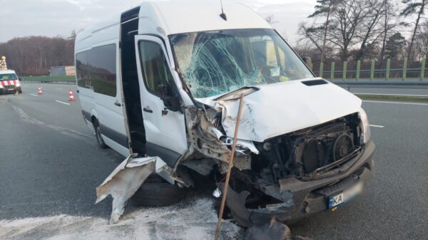Kierujący autem zasnął za kierownicą i wjechał w tył ciężarówki na autostradzie A4. Busem jechali obywatele Ukrainy z Niemiec do Kijowa.