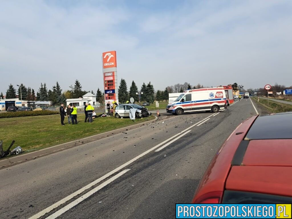 Zderzenia czołowe dwóch samochodów na ul. Gorzowskiej w Praszce. Jedna osoba została poszkodowana .(Zdjęcia)