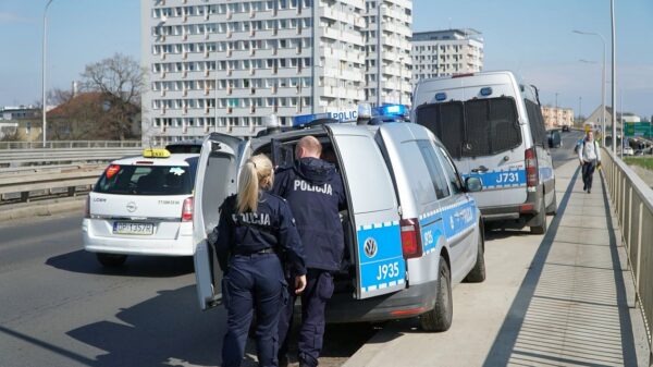 Dwa patrole policji interweniowały na moście w centrum Opola. Mężczyzna został zakuty w kajdanki i zabrany do szpitala.(Zdjęcia&Wideo)