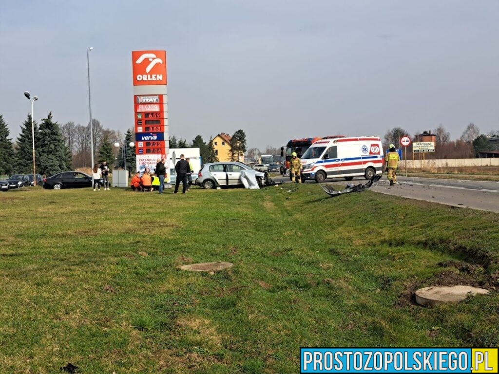 Zderzenia czołowe dwóch samochodów na ul. Gorzowskiej w Praszce. Jedna osoba została poszkodowana .(Zdjęcia)