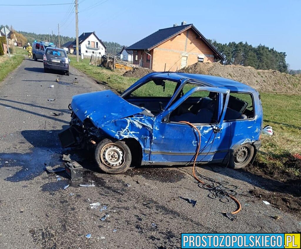 Wypadek w Kadłubie w powiecie strzeleckim. Autami podróżowały 2 osoby dorosłe i 5 dzieci. Na miejscu lądował LPR.